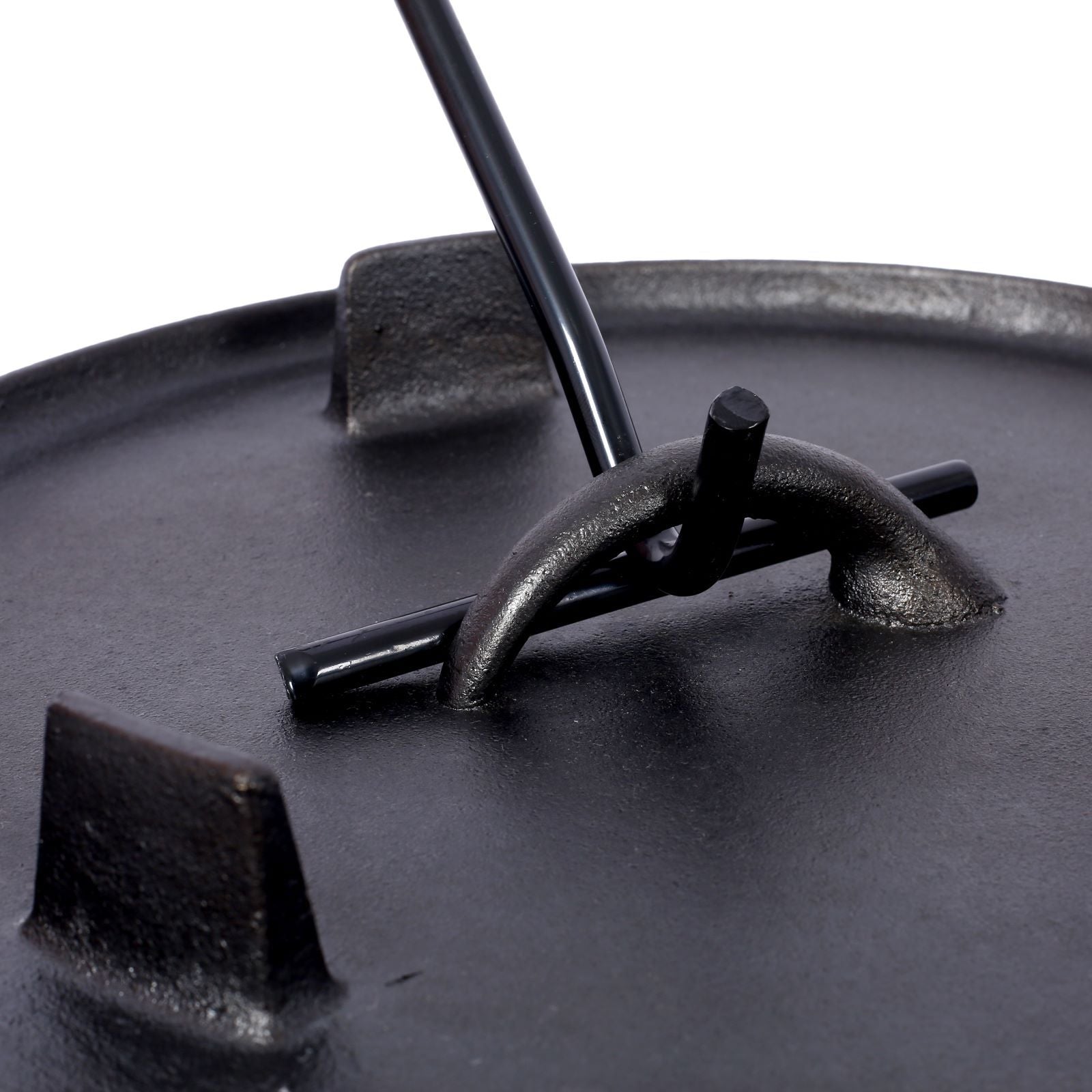 Close-up of the cast iron lid handle with a metal lifter, designed for safe and easy handling during outdoor cooking and campfire use.